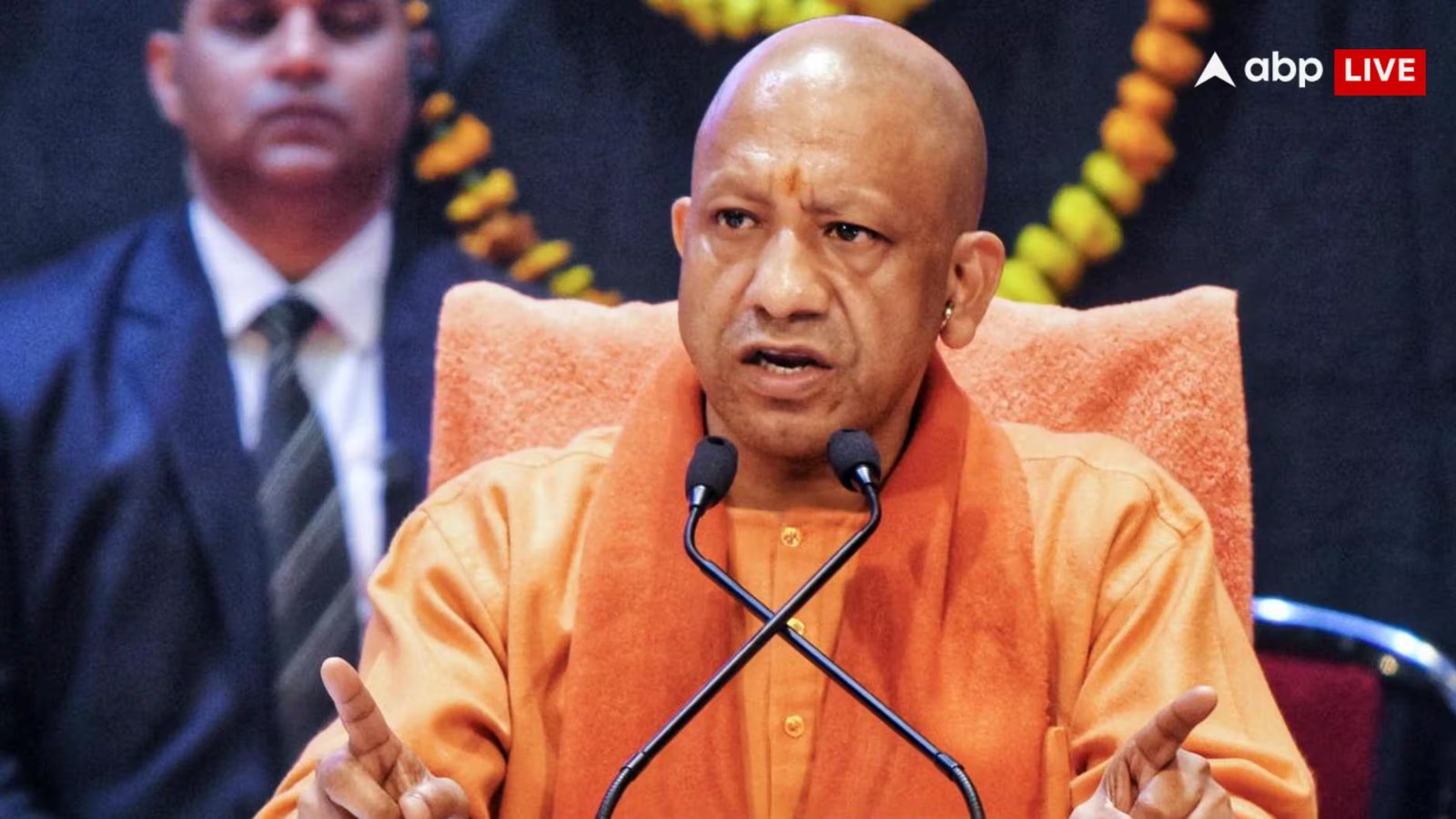 योगी आदित्यनाथ गोरखनाथ पीठ के महंत हैं