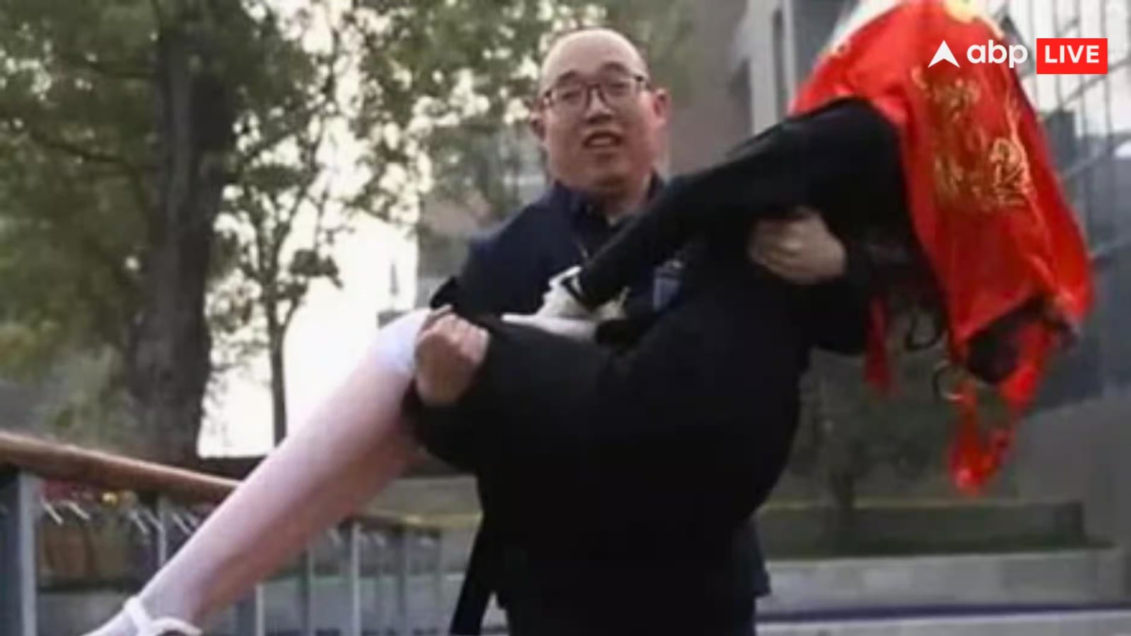 एक चीनी युवक ने खुद ही महिला रोबोट बनाकर शादी कर ली