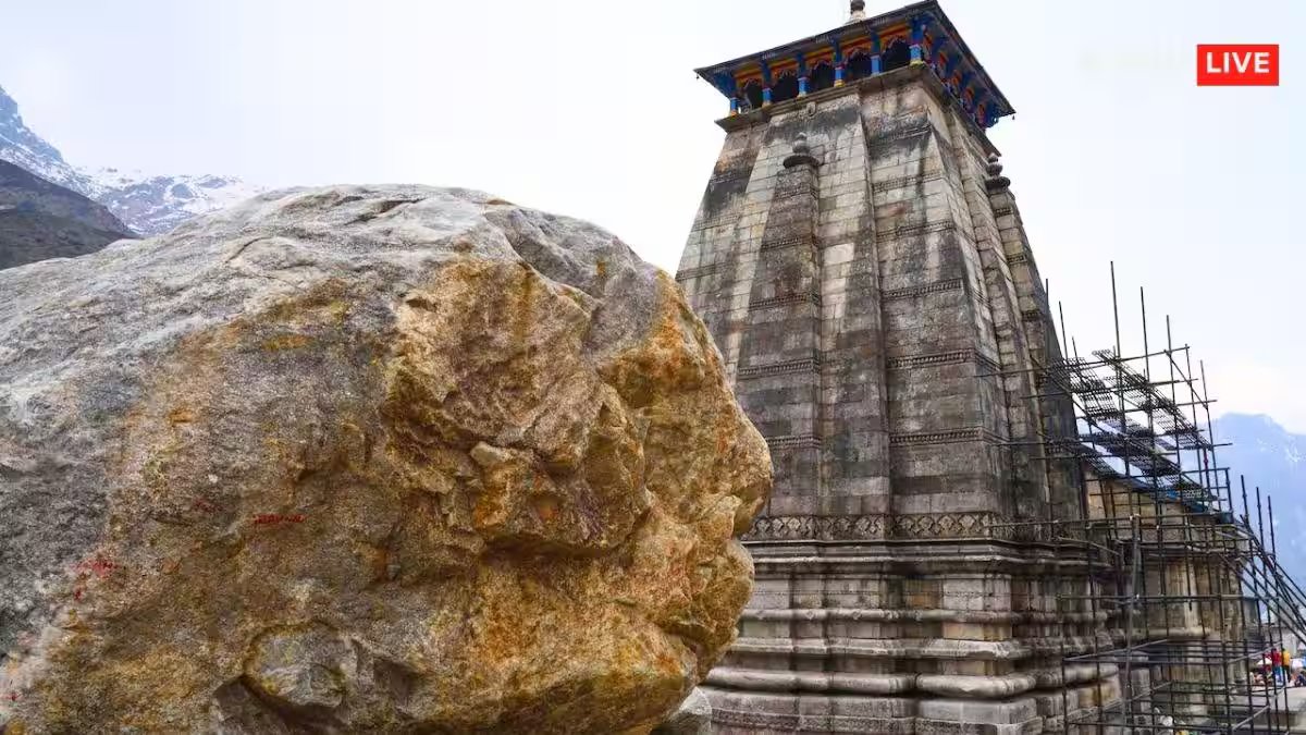 केदारनाथ मंदिर के पीछे चट्टान