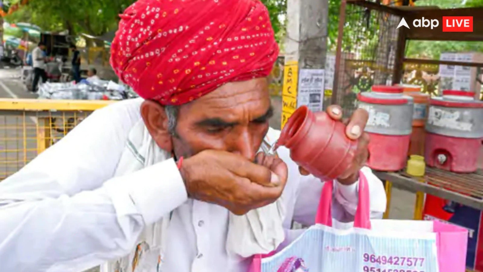 बीकानेर में सड़क पर प्यास बुझाता एक बुजुर्ग