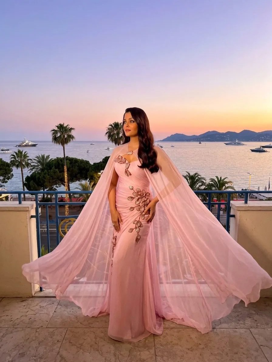 Cannes 2026: डायमंड रिंग, झुमके और क्लासिक हील्स, ऐश्वर्या राय ने रेड कार्पेट पर 3.5 लाख की ड्रेस में लूटी लाइमलाइट