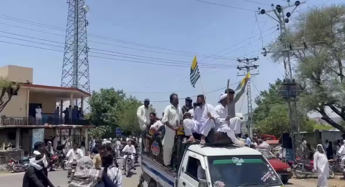 PoK में शहबाज-मुनीर के खिलाफ बगावत, मुजफ्फराबाद से रावलकोट तक विरोध प्रदर्शन, PAK आर्मी ने दागे गोले-कारतूस
