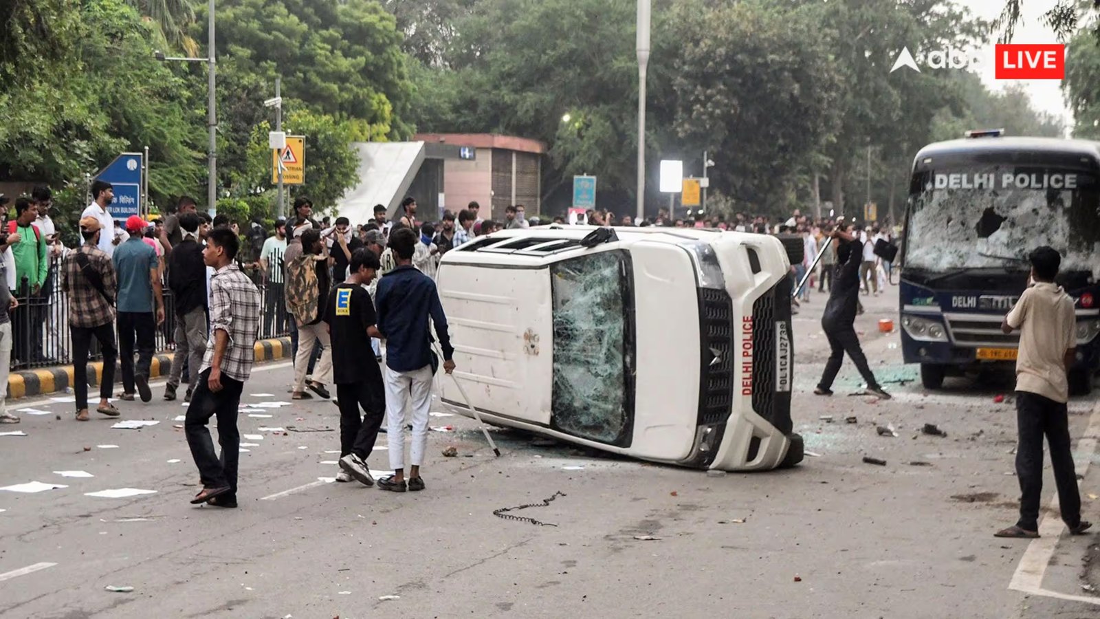 प्रदर्शनकारियों ने दिल्ली पुलिस के वाहनों में तोड़फोड़ की