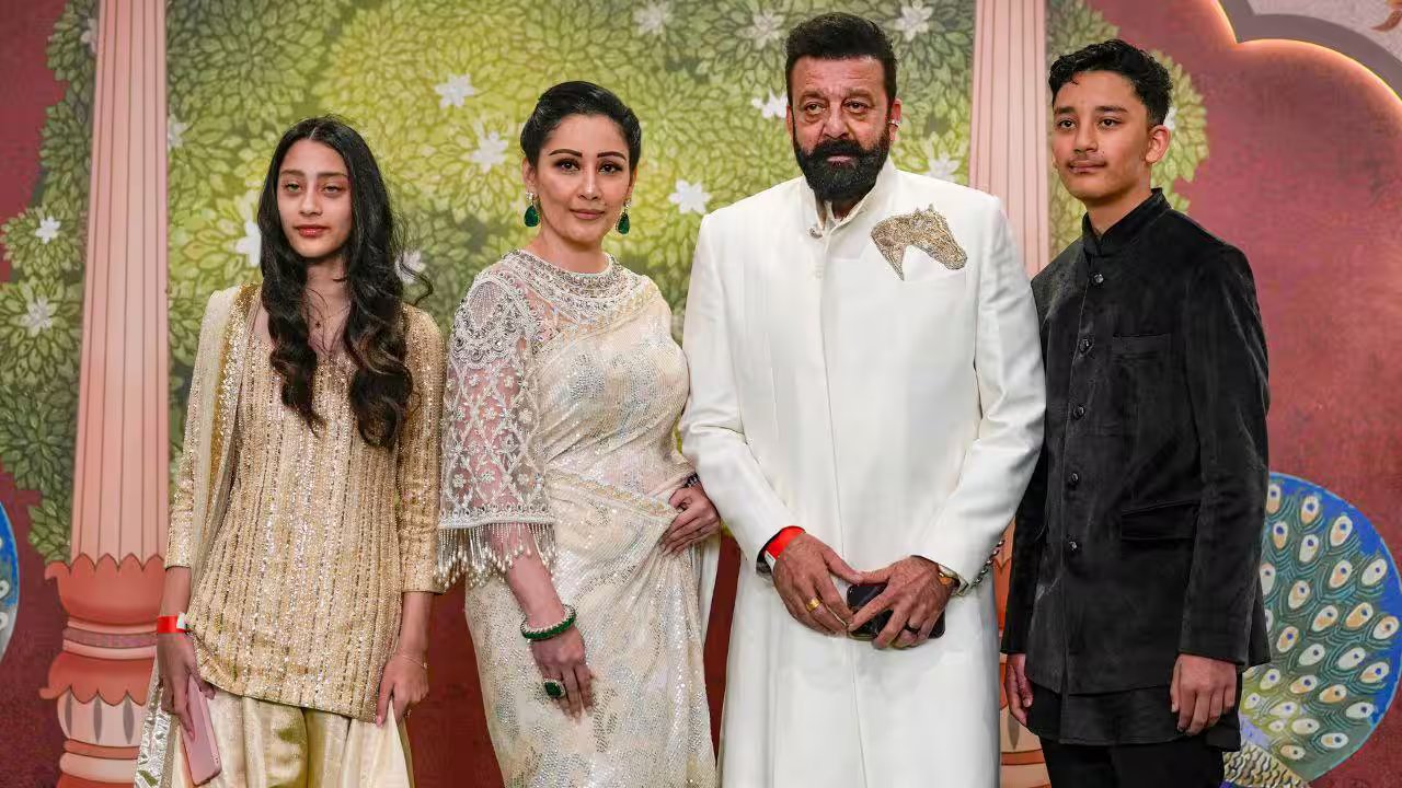 लता मंगेशकर के सामने हुए शर्मिंदा, दिलीप कुमार ने लगाई थी फटकार, जानें संजय दत्त के दिलचस्प किस्से