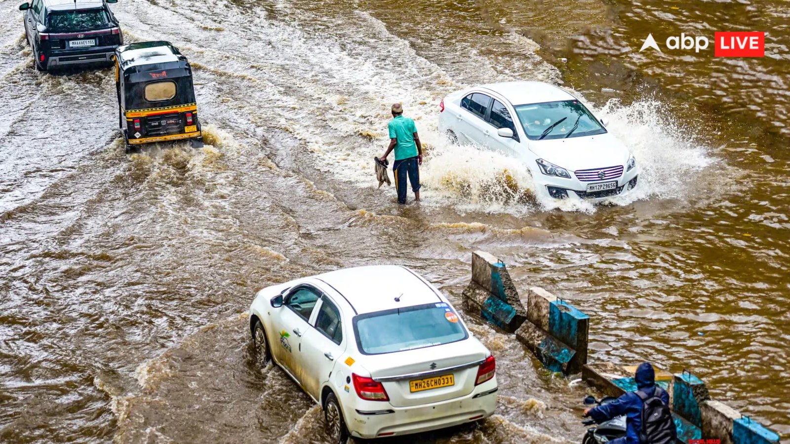 पुणे में सड़कें जलमग्न हैं