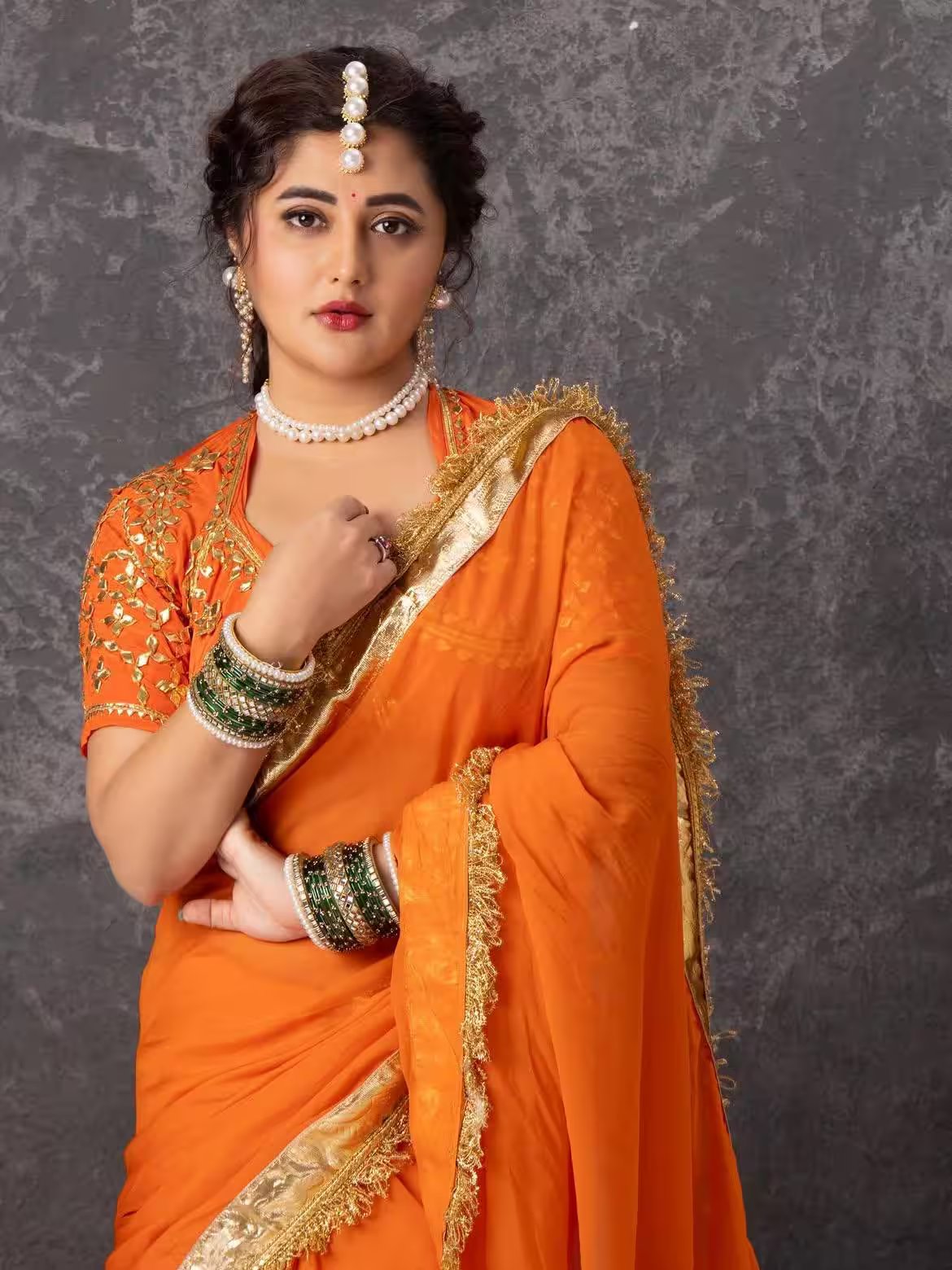 लाइमलाइट से दूर क्या कर रही हैं रश्मि देसाई? यूट्यूब से कमाती हैं मोटा पौसा