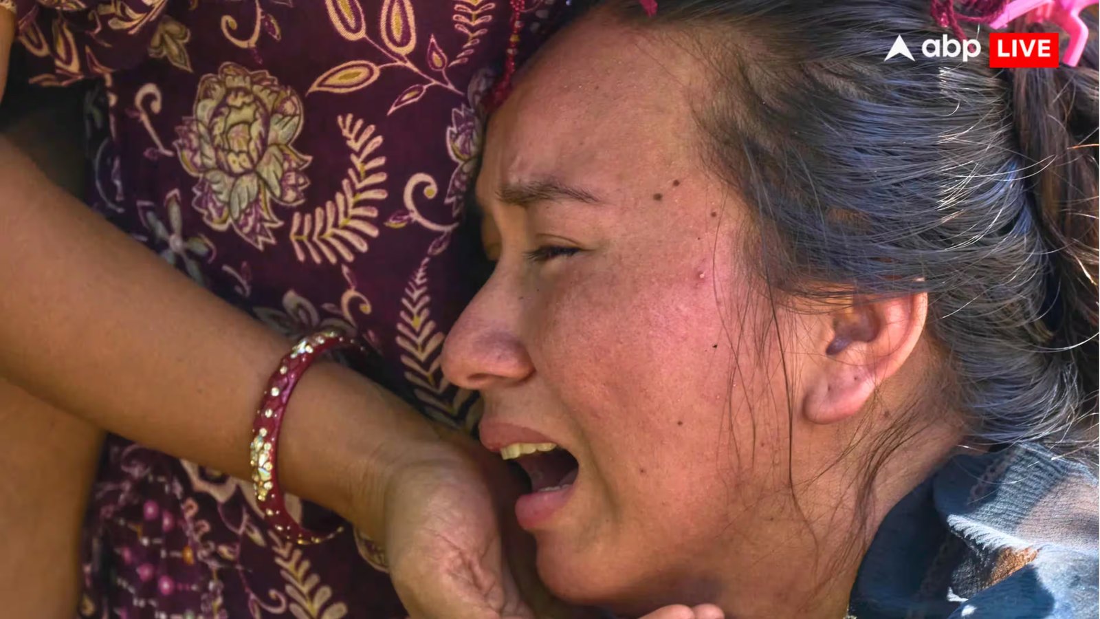 नेपाल में परिवार से बिछड़ने के बाद रोती युवती