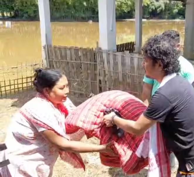 असम में बाढ़ पीड़ितों का दर्द बांटने पहुंचे सिंगर पापोन, कहा- हालात सामान्य होने में लगेंगे 2-3 महीने