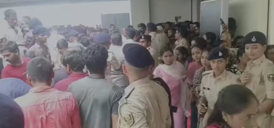 काजल राघवानी को देखने के लिए बेकाबू भीड़, गाड़ी पर किया हमला, पत्थरबाजी में टूटे शीशे