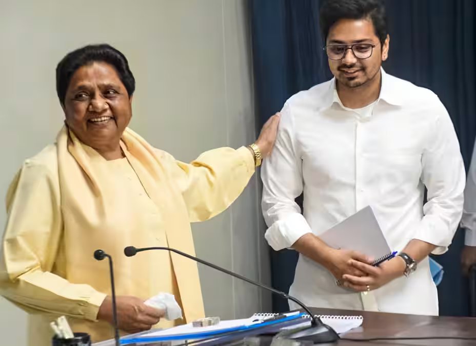 कभी FIR के डर से तो कभी विपक्ष के, 7 साल से BSP के IN-OUT में फंसे आकाश आनंद