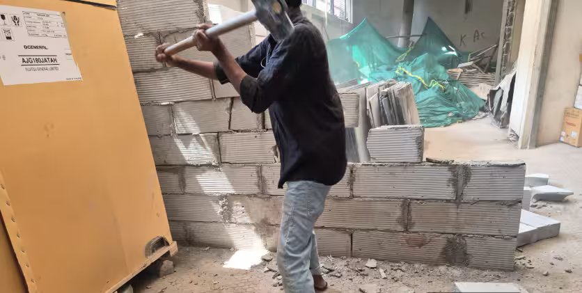 अजय देवगन के बंगले में बिना इजाजत हो रही थी कंस्ट्रक्शन, अब बीएमसी ने की कार्रवाई