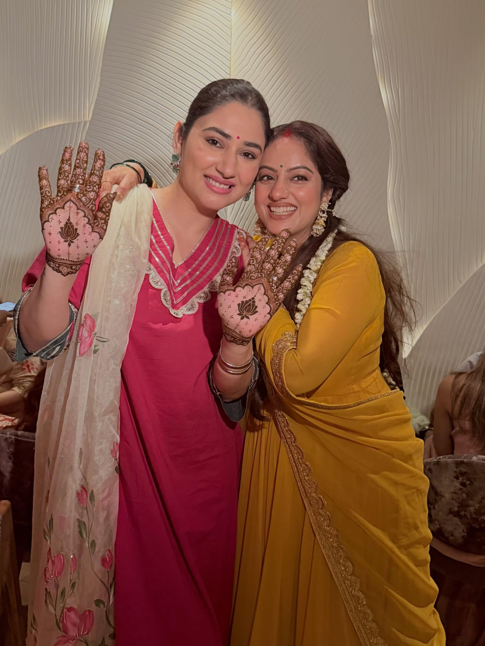 अर्जुन बिजलानी की पत्नी नेहा ने रखी करवाचौथ पार्टी, टीवी की हसीनाओं ने जमाया रंग, हाथों में रचाई मेहंदी