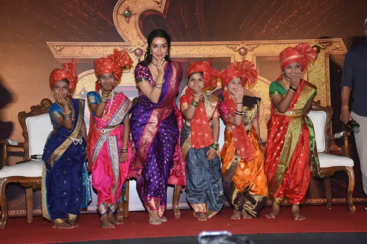 श्रद्धा कपूर ने निकाली 'ईठा' की रथ यात्रा, नौवारी साड़ी में छा गईं एक्ट्रेस, ट्रेलर लॉन्च से सामने आई तस्वीरें