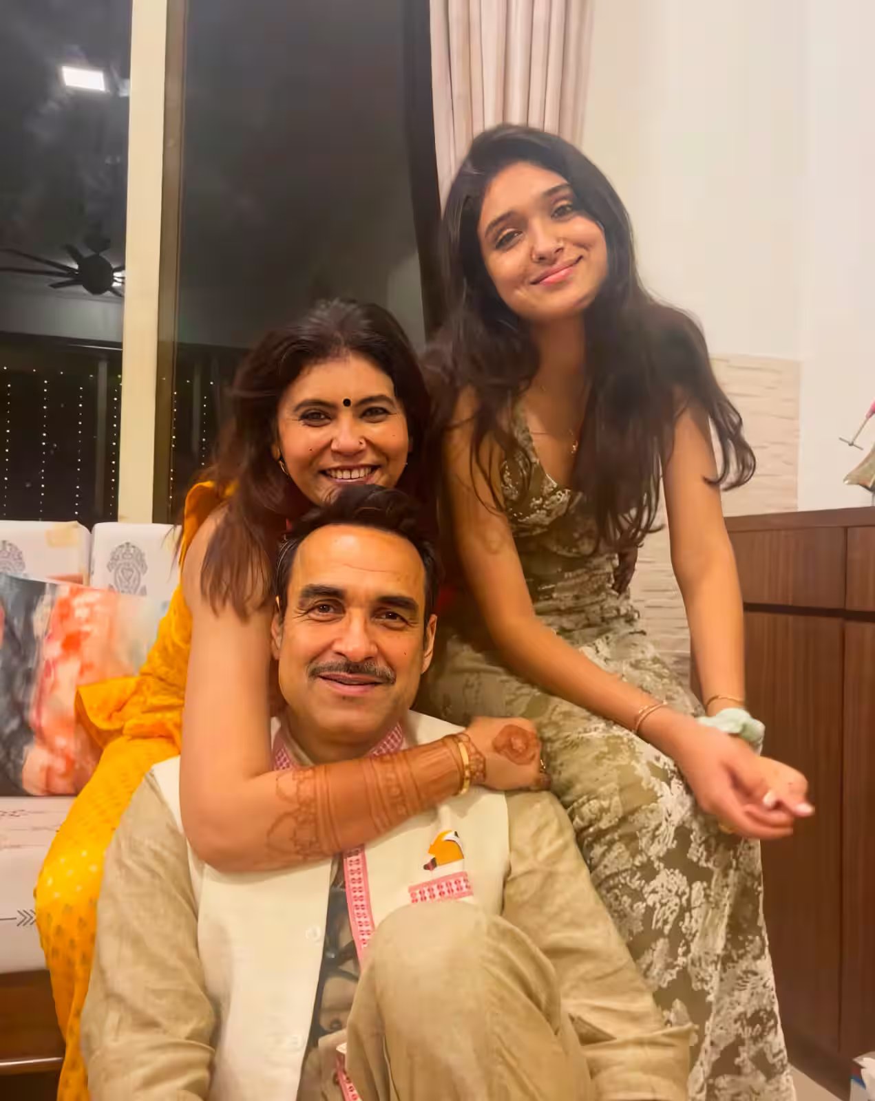 पंकज त्रिपाठी ने कोलकाता में परिवार संग मनाया दशहरा, बोले- यह शहर अब मेरा भी घर है