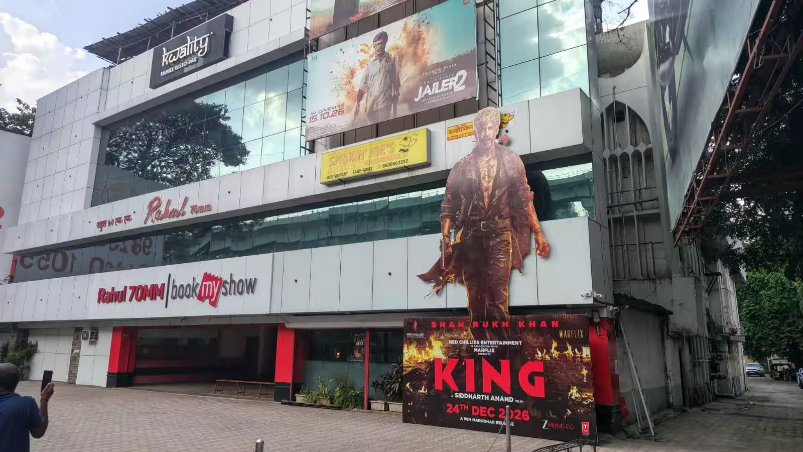 रिलीज से दो महीने पहले 'किंग' का जलवा, सड़कों पर लगे शाहरुख खान के कटआउट्स!