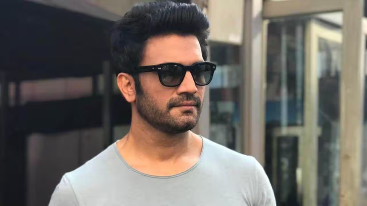 कभी हकलाने का उड़ता था मजाक, फिर आवाज से ही बनाई पहचान, कहानी शरद केलकर की